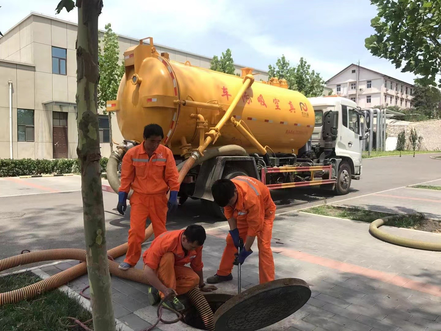 李沧管道疏通车停在窨井附近