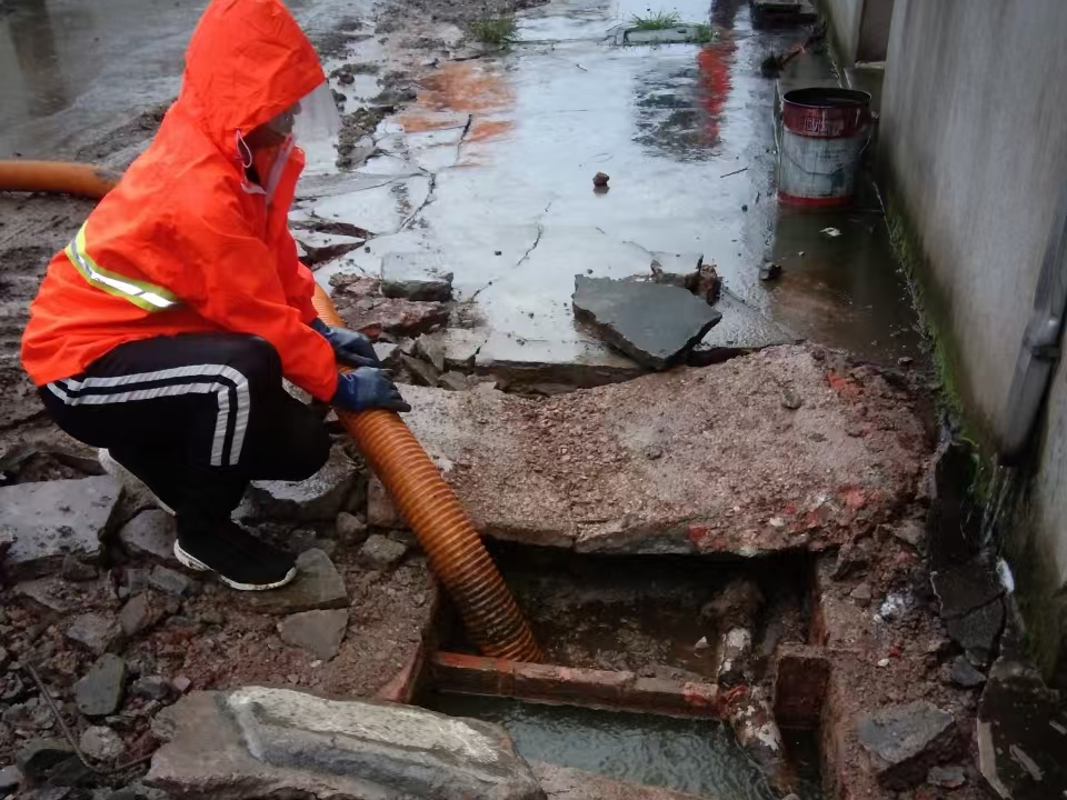 李沧专业清理污水池 炜誉市政以规范流程守护城市 “肠道”