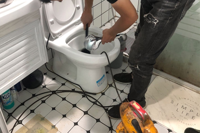 李沧马桶堵塞自己疏通还是找师傅?专业上门服务让你省时更省心