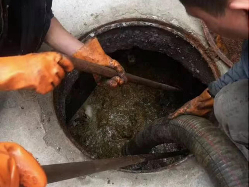 李沧清理化粪池时如何避免沼气的危害?